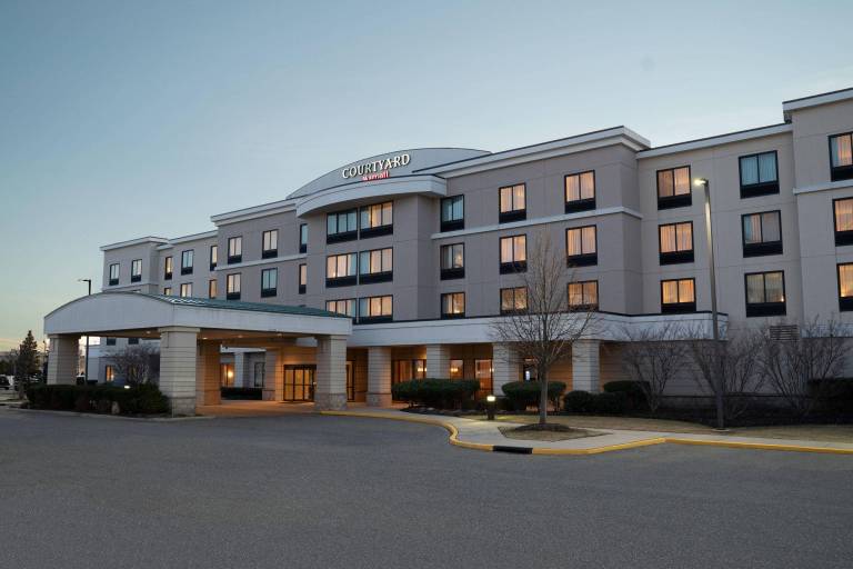 Courtyard Republic Airport Long Island Farmingdale