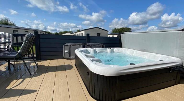 Nice vacation home with hot tub & pool | Dogs allowed in Cirencester