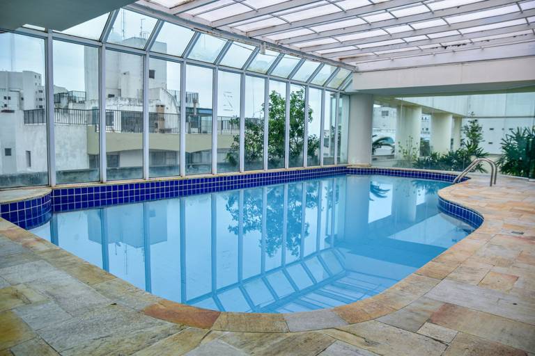 Flat com piscina e lazer na Praia de Pitangueiras