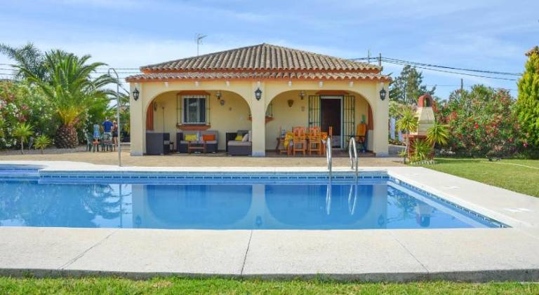 Vacation home with grill, private pool & patio in Chiclana de la Frontera
