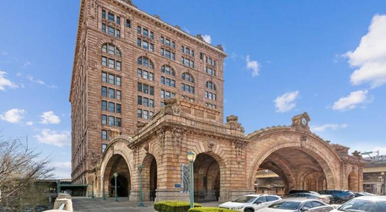 Placemakr Downtown Pittsburgh at The Pennsylvanian in Pittsburg, PA