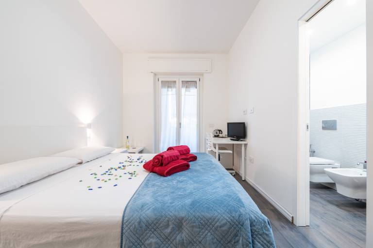 Room 'Camera Matrimoniale Con Bagno' with Shared Terrace, Wi-Fi and Air Conditioning — photo 4