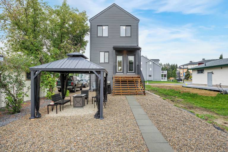 House  Sylvan Lake