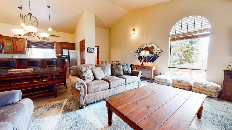 Condo with heated pool, hot tub & sauna in Mammoth Lakes, CA