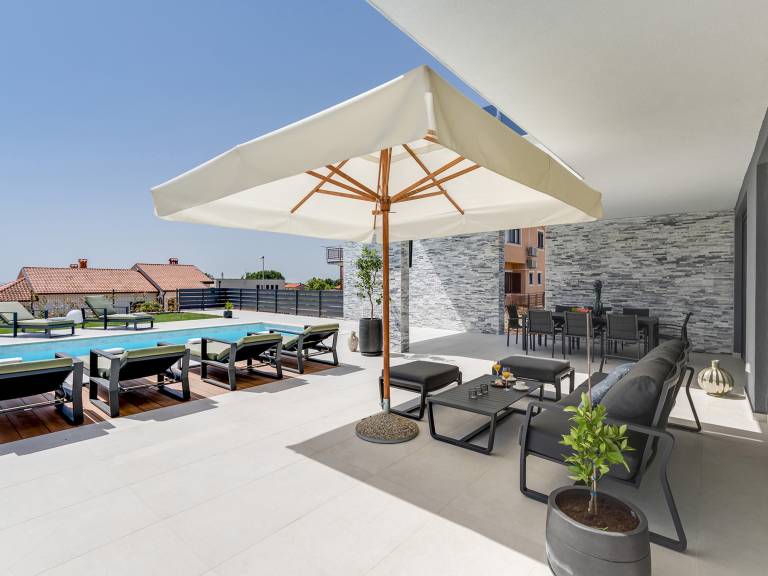 Villa with barbeque & heated pool | Sea view in Porec