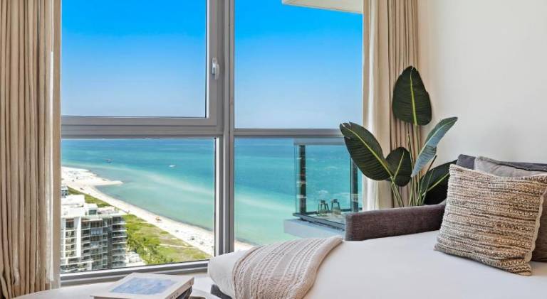 Apartment with jacuzzi | Near Miami Beach Botanical Garden — photo 4