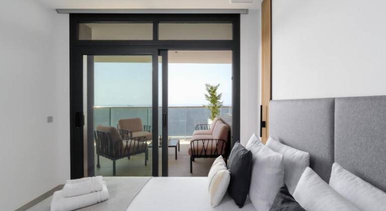 Sunset Cliffs Apartment - High Floor - Sea View — photo 2