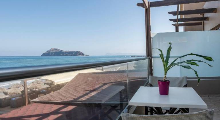 Serviced apartment with patio, yard & pool | Suitable for remote work — photo 5