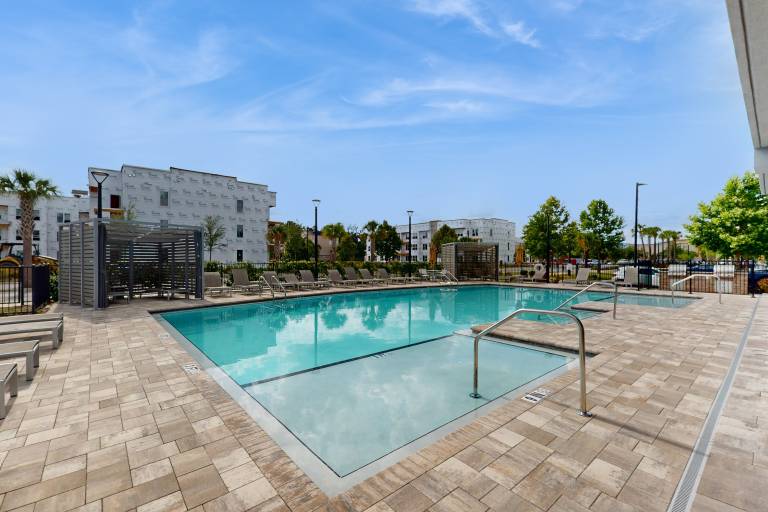 2 Mi to UF Campus! Modern Luxury Apt w/ Pool — photo 3