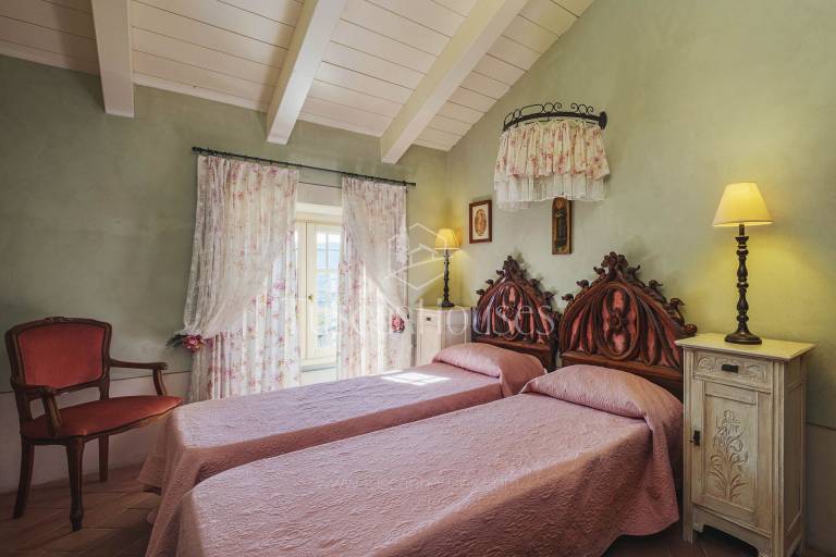 Villa with terrace, pool & yard | Mountain view — photo 4