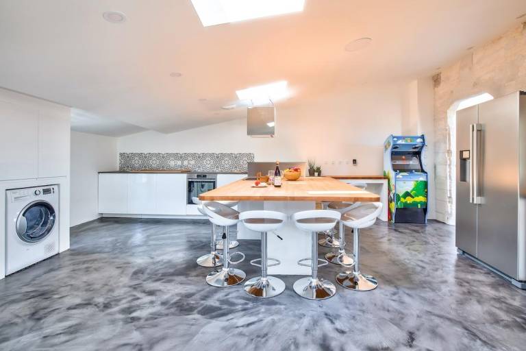 Artistic Loft Travel Experience in Avignon