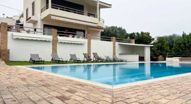 Fully equipped vacation home with patio, private pool & barbecue | Pet-friendly in Eretria