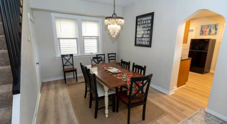 Updated & Comfy Bungalow with Parking Easy Access — photo 5
