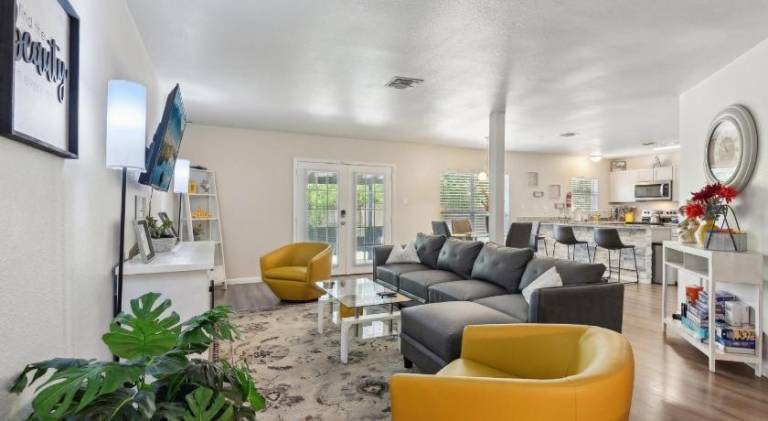 Modern Rental Near Medical Center, Six Flags, UTSA, La Cantera, Lackland AFB — photo 2