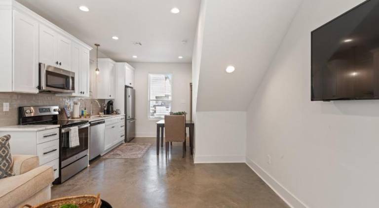 Beignet House Cajun Luxury Full Kitchen Fast WiFi — photo 5