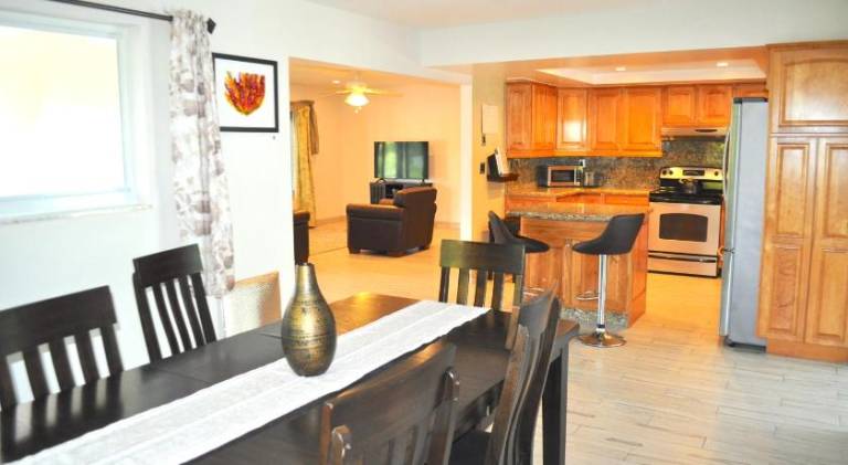 Bike to the beach, walk to restaurants, heated pool, secluded in Fort Lauderdale, FL