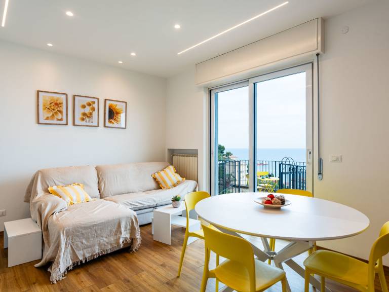 Fully equipped pleasant rental apartment with grill, yard & patio | Sea view | Next to the beach | Pet-friendly — photo 2