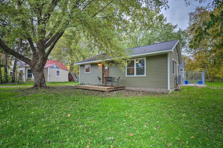 Burt Lake, MI Vacation Rentals from 128 HomeToGo