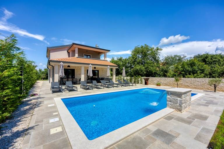 Villa with terrace, grill & private pool in Porec
