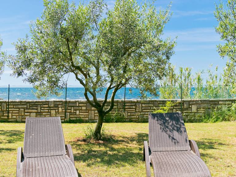 Charming vacation home with grill, patio & garden | Next to the beach | Pets are welcome — photo 2