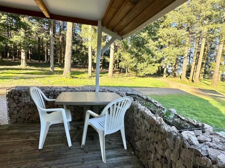 Vacation home with yard, pool & barbeque | Water view in Vichy