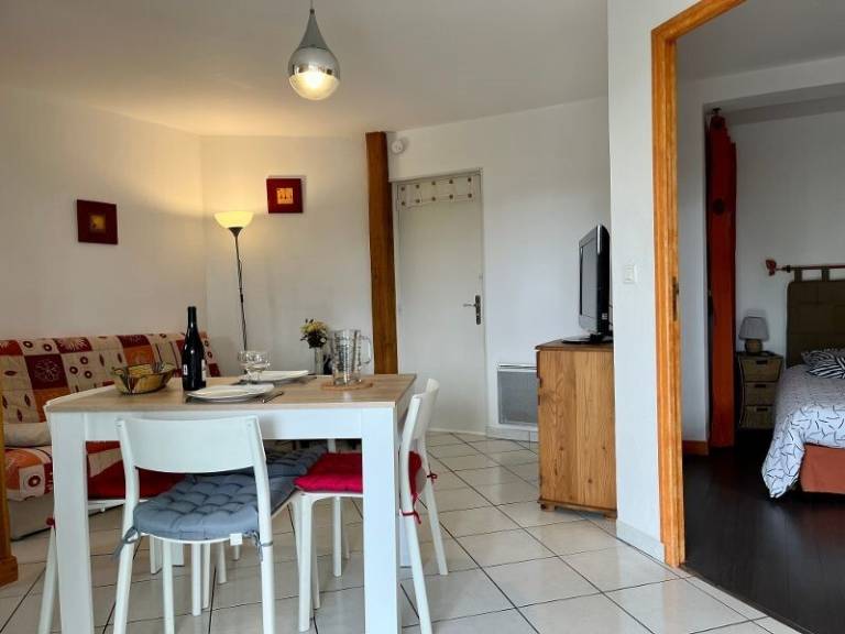 Holiday apartment with garden, patio & BBQ | Garden view — photo 3