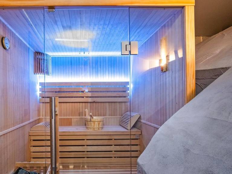 Chalet with yard, sauna & jacuzzi — photo 2