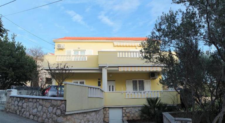 Rental apartment with barbecue & garden in Senj