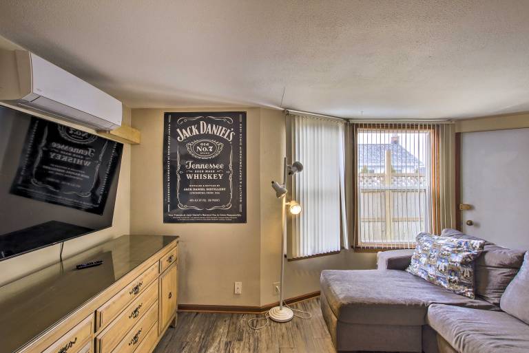 Dtwn Sheboygan Apt Above Local Bar! — photo 5