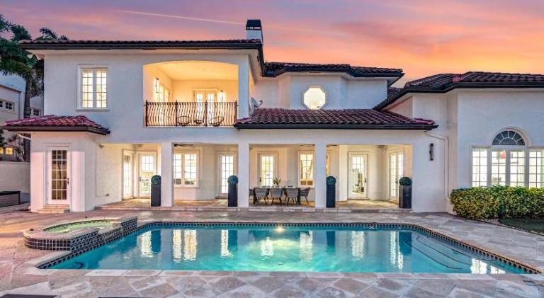 Villa with pool — photo 4