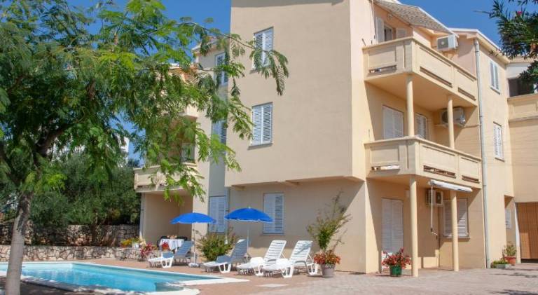 Holiday apartment with grill, private pool & patio — photo 4