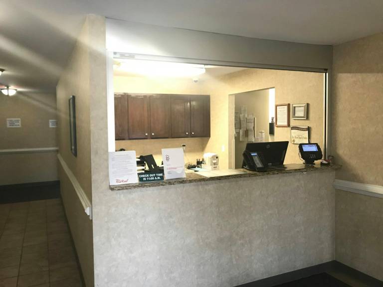 Red Roof Inn & Suites Dickinson — photo 3