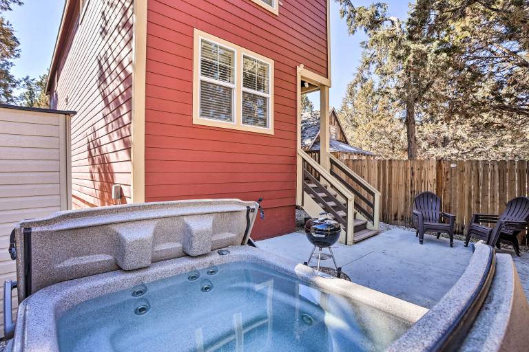5 Mi to Big Bear Lake: Cozy Cottage w/ Hot Tub — photo 3