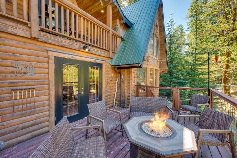Spacious Packwood Cabin w/ Hot Tub - Near River — photo 3