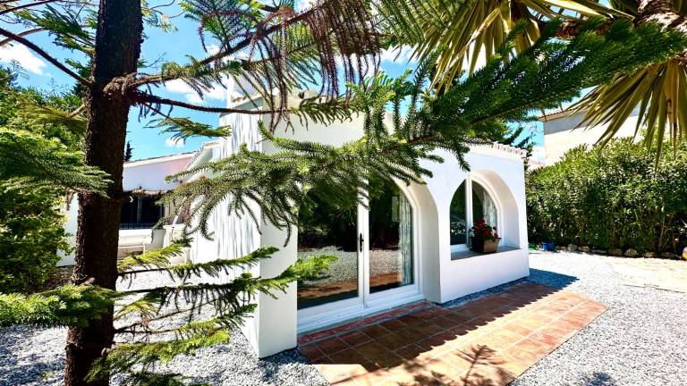 Lakeview villa with private pool