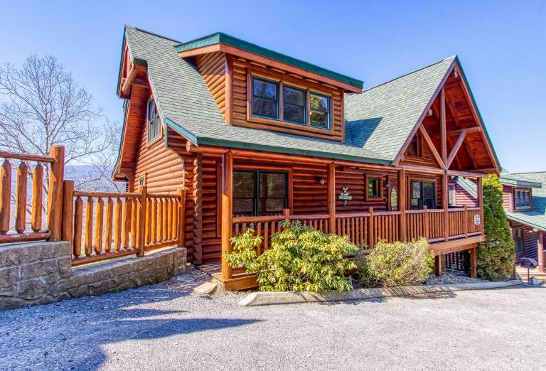 Vacation home with heated pool, BBQ & fast internet | Mountain view in Pigeon Forge, TN