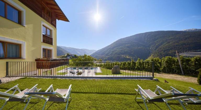 Charming serviced apartment with pool, patio & hot tub | Dogs allowed — photo 4