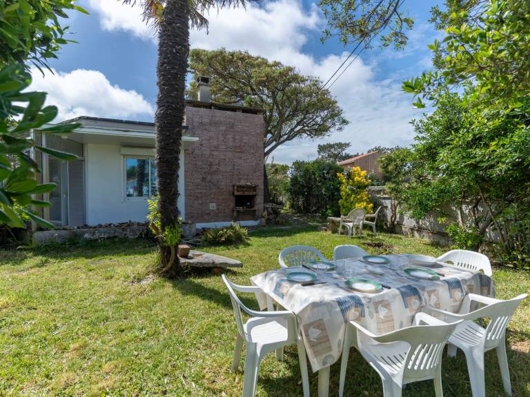 Charming 5-Person House Near Beach with Surf Lessons & Boat Rentals - Parking & Wifi Included — photo 2