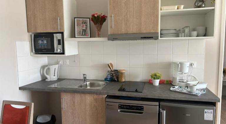 Serviced apartment with patio — photo 4
