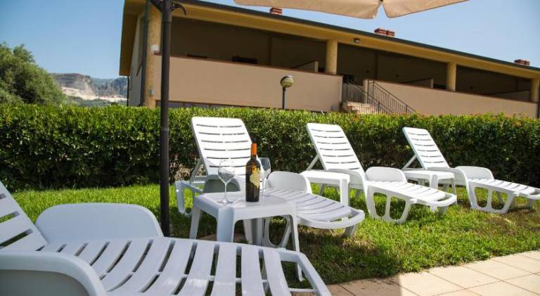 Apartment with yard, terrace & pool — photo 4