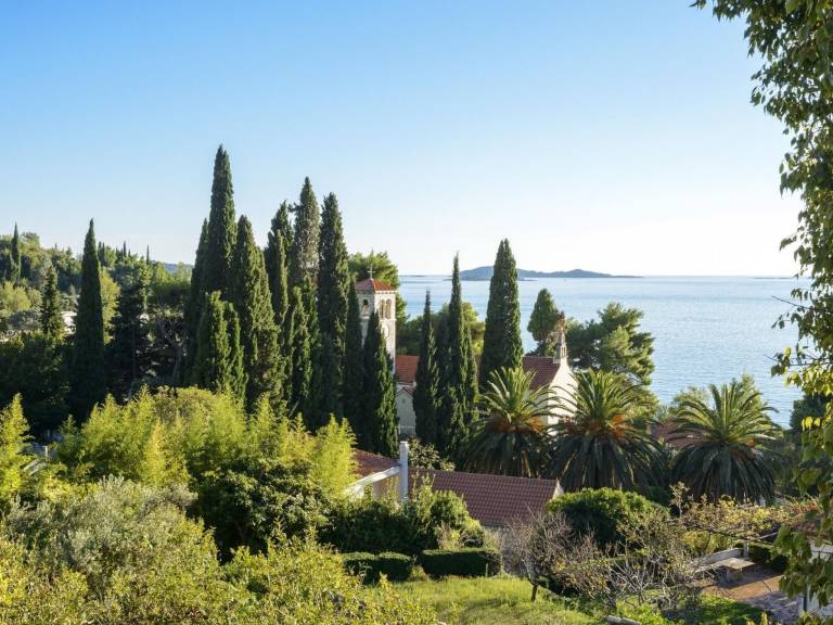 Rental apartment with terrace, barbecue & yard in Dubrovnik