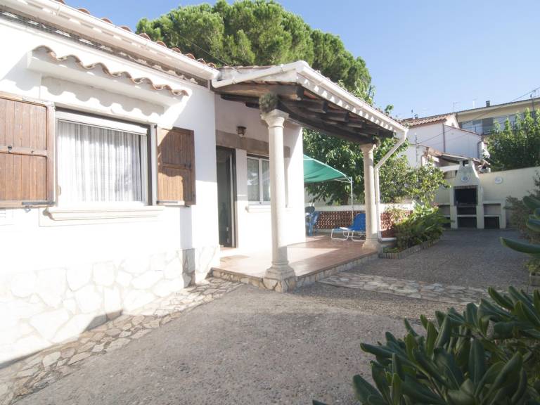 Charming House with Garden, BBQ, and AC in a Serene Area of L'Escala, Near the Beach — photo 3