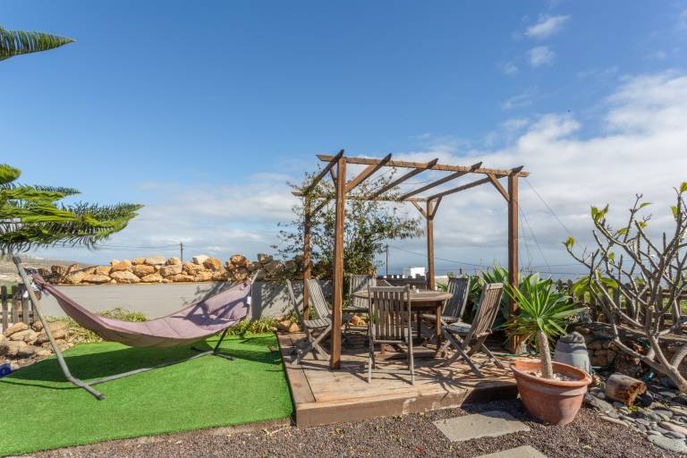Fully equipped lovely vacation home with grill, yard & pool | Garden view | Perfect for remote work | Pets allowed — photo 2