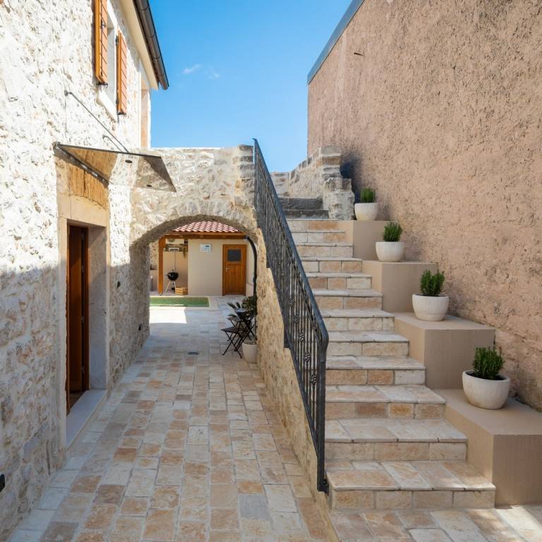 Villa with garden & private pool — photo 2