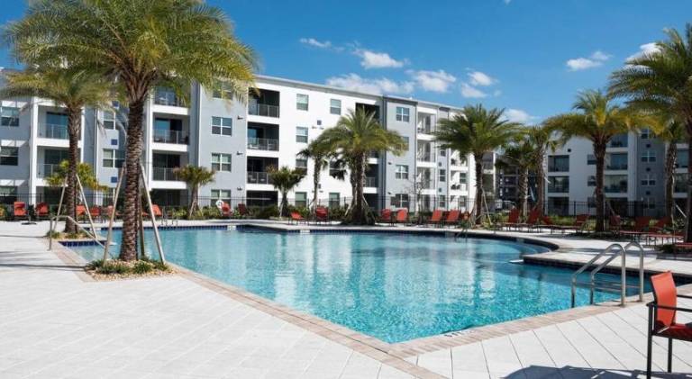 Vacation home with pool — photo 4
