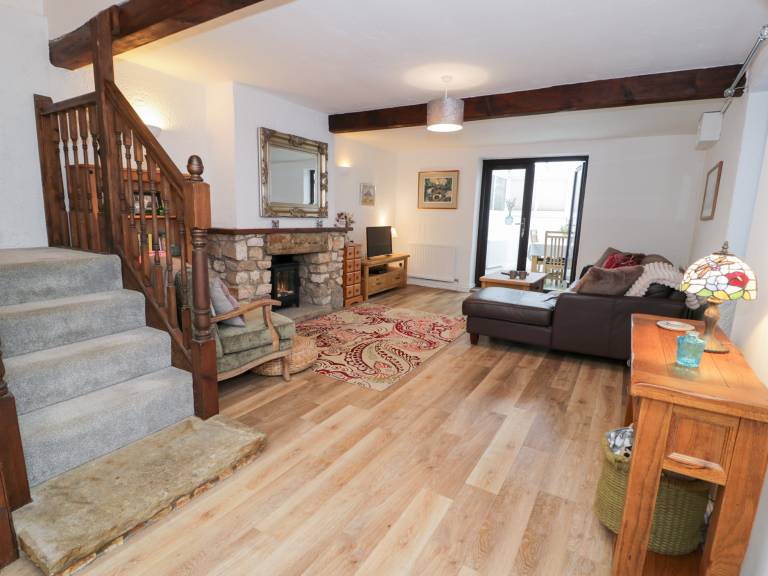 Cottage with yard — photo 3