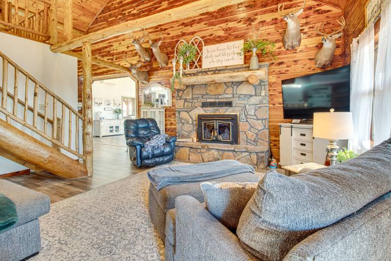 Expansive Mountain Home Rental w/ Yard & Fire Pit! — photo 4