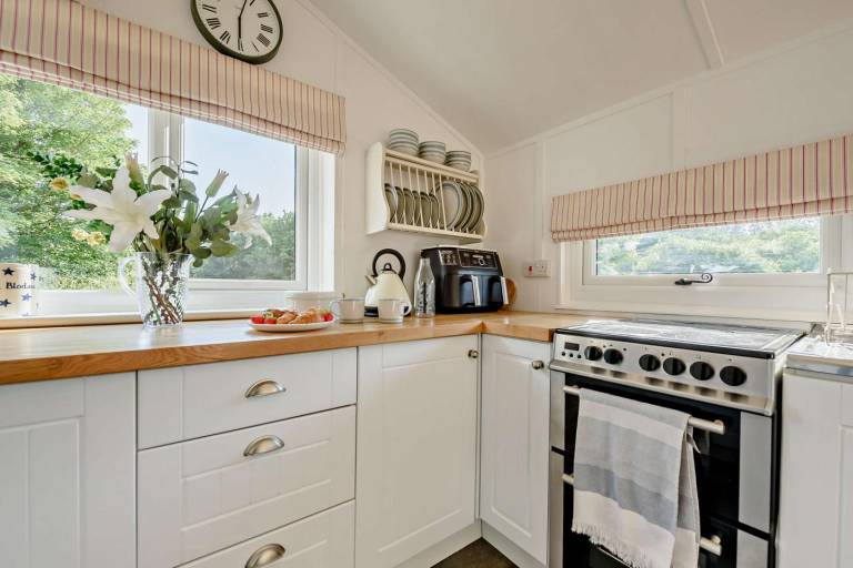 Lodge with yard & BBQ | Water view — photo 4