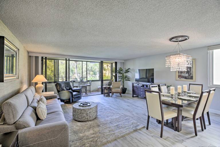 Sunny Siesta Key Condo w Beach Access Pool