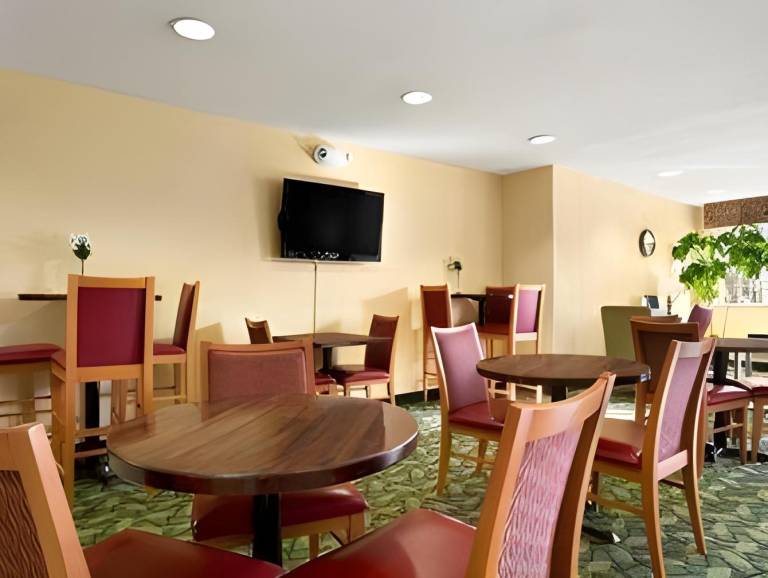 Days Inn & Suites by Wyndham Lafayette IN — photo 3